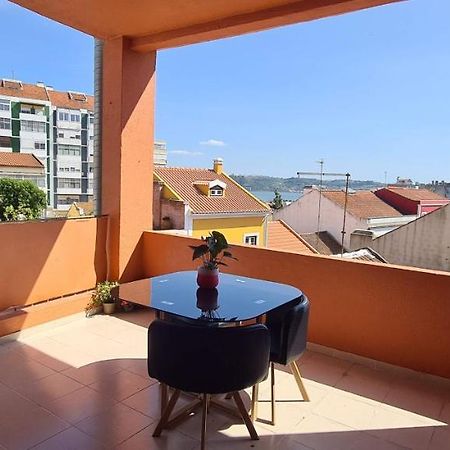 Relax In Lisbon For 4 People With Terrace And Parking Apartment Exterior foto